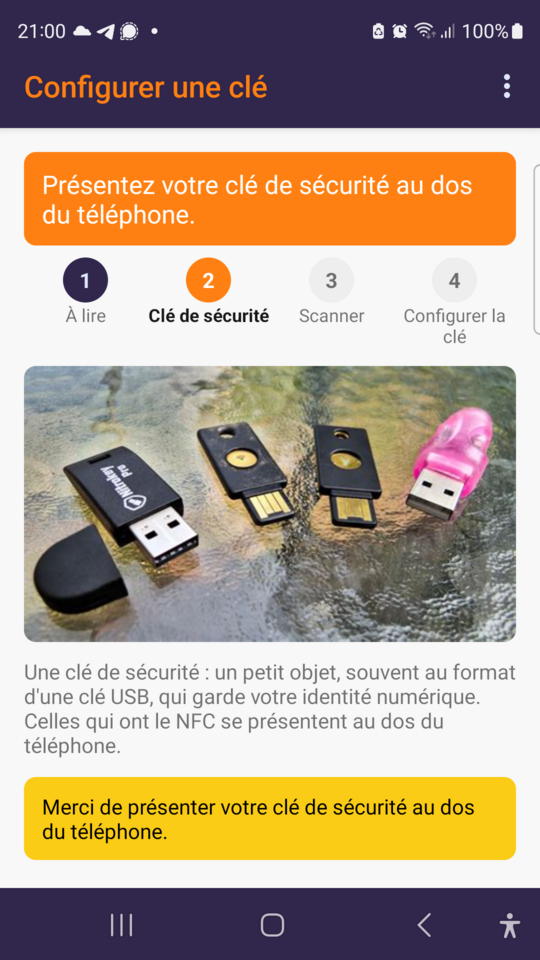 Configurer une clé : présentez votre clé de sécurité au dos du téléphone